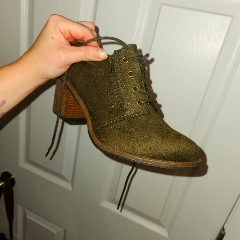 White Mountain Desaray Stacked Heel